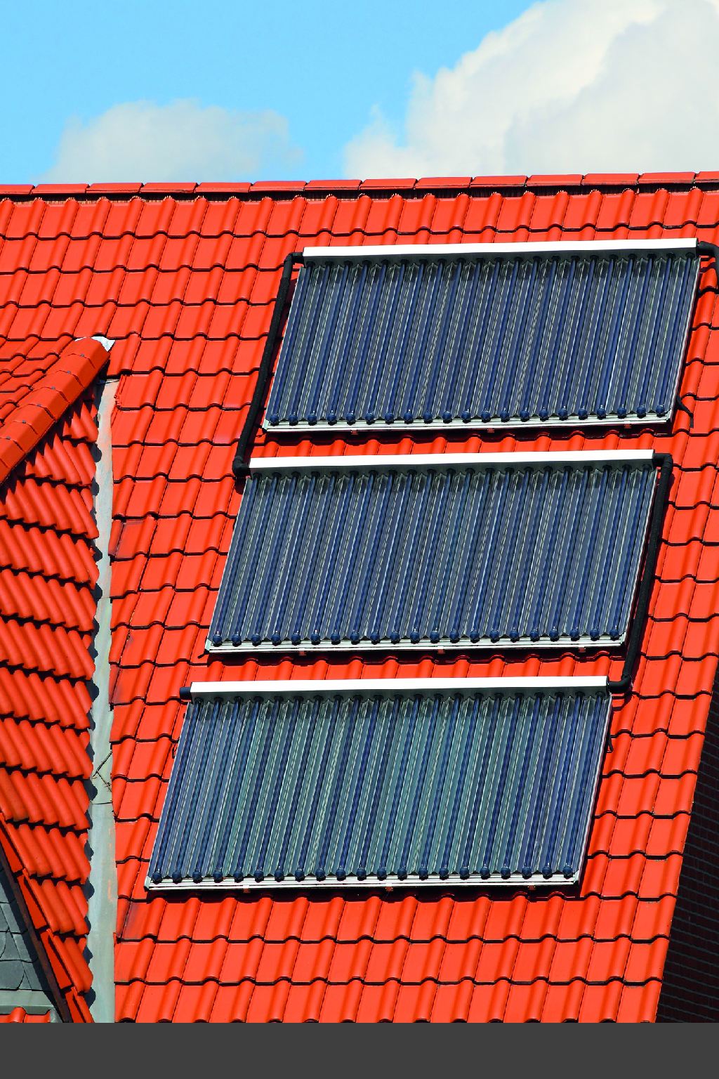 Solarplatten auf einem roten Hausdach