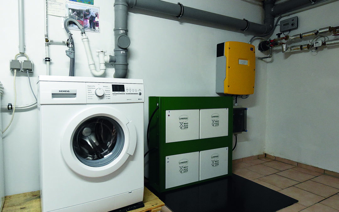 Durch Fotovoltaik-Strom wird eine Waschmaschine betrieben und durch Smart Home gesteuert