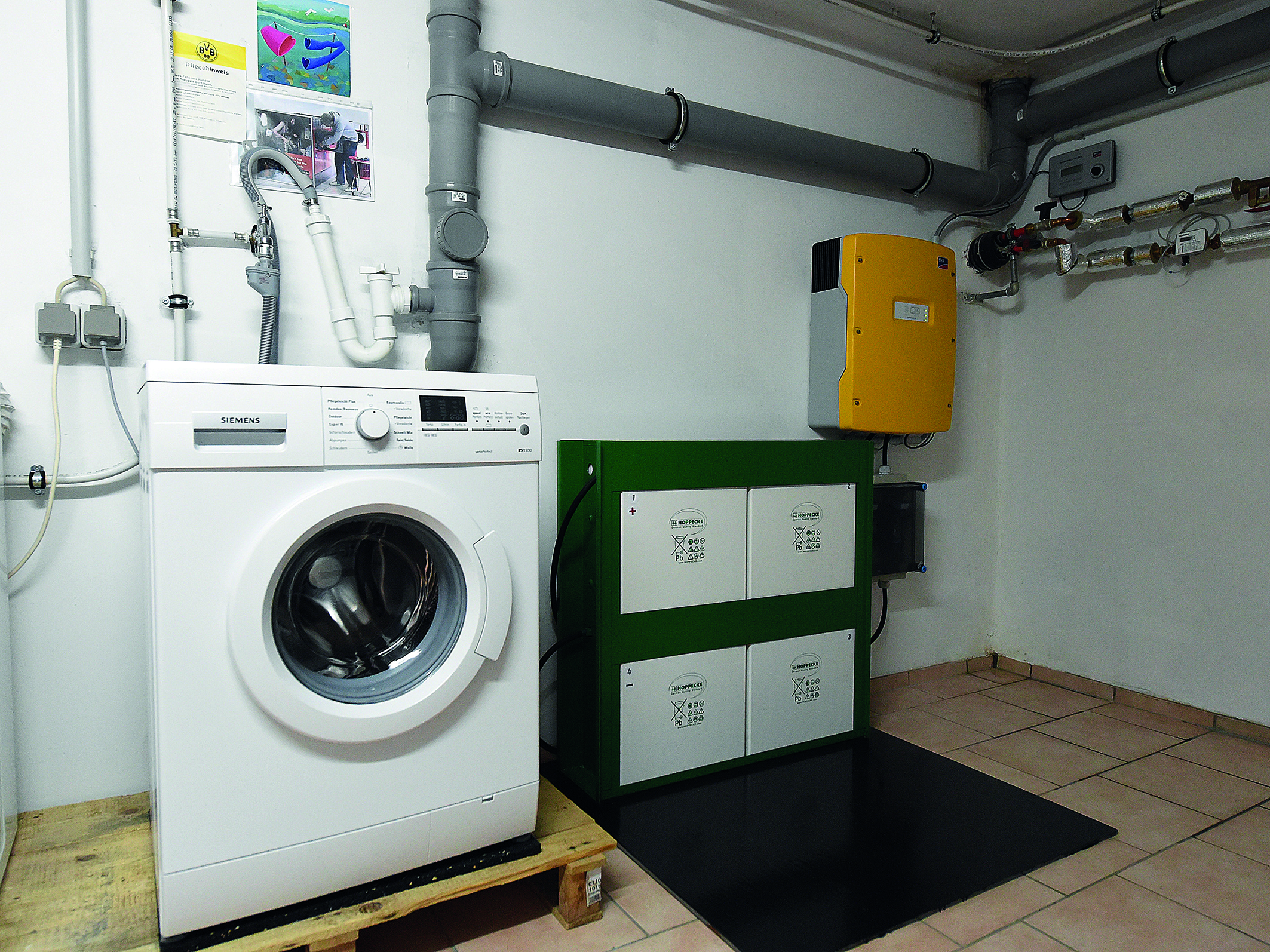Durch Fotovoltaik-Strom wird eine Waschmaschine betrieben und durch Smart Home gesteuert