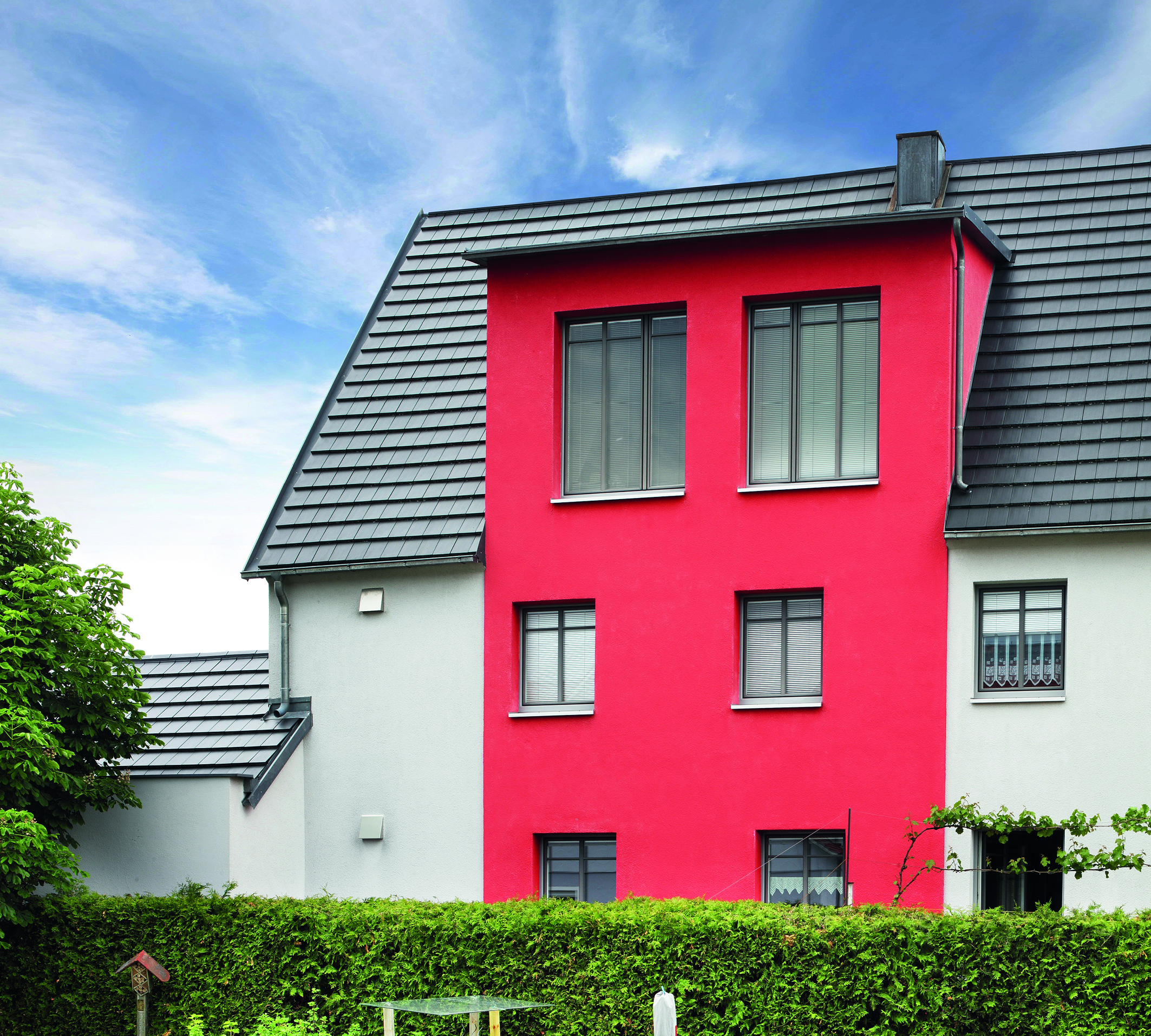 Ein Einfamilienhaus mit einer modernen Fassadendämmung