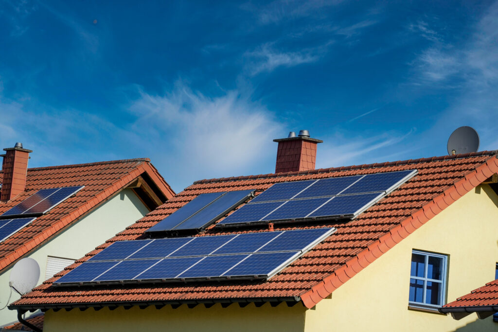 Energieeffizienz beim Bauen: Haus mit Solaranlage