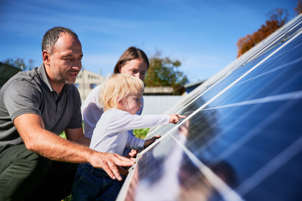 Energieeffizienz beim Bauen: Familie schaut sich Solaranlage an