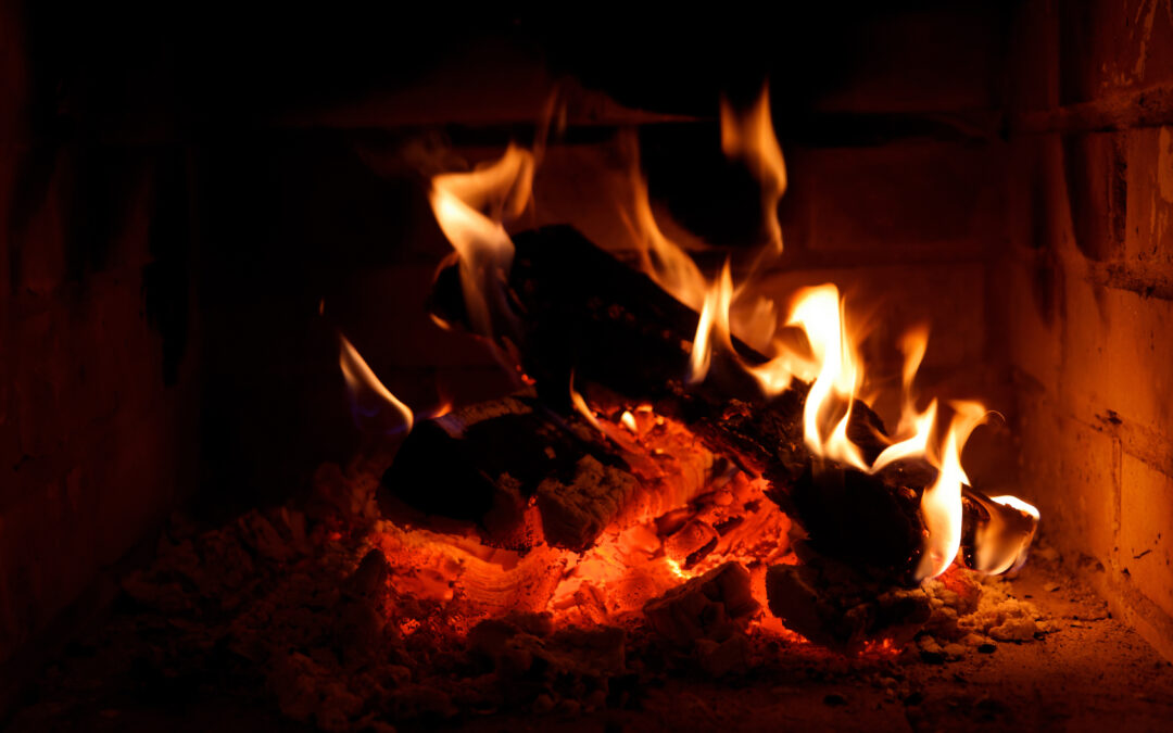 Feuer im Kaminofen: Wie Sie Ihren Kamin effizient nutzen
